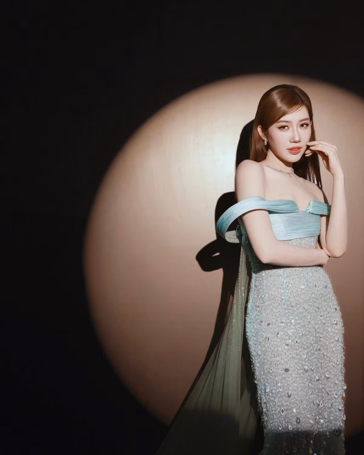 Ở tuổi 35, Thúy Ngân được nhận xét ngày càng rạng rỡ. So với thời điểm mới vào nghề, nhan sắc của cô có sự “lột xác” rõ rệt, toát lên vẻ chín muồi, mặn mà nhưng vẫn giữ được nét tươi trẻ.