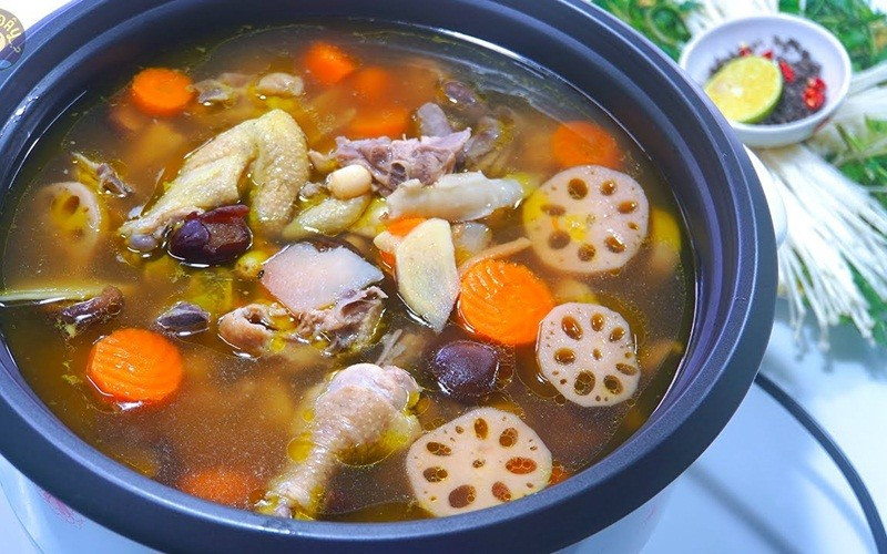 Lẩu gà thuốc bắc: Gà chặt miếng hầm cùng táo tàu, kỷ tử, nhân sâm và thảo dược. Nước dùng thanh, bổ dưỡng, rất hợp khi sum họp gia đình.