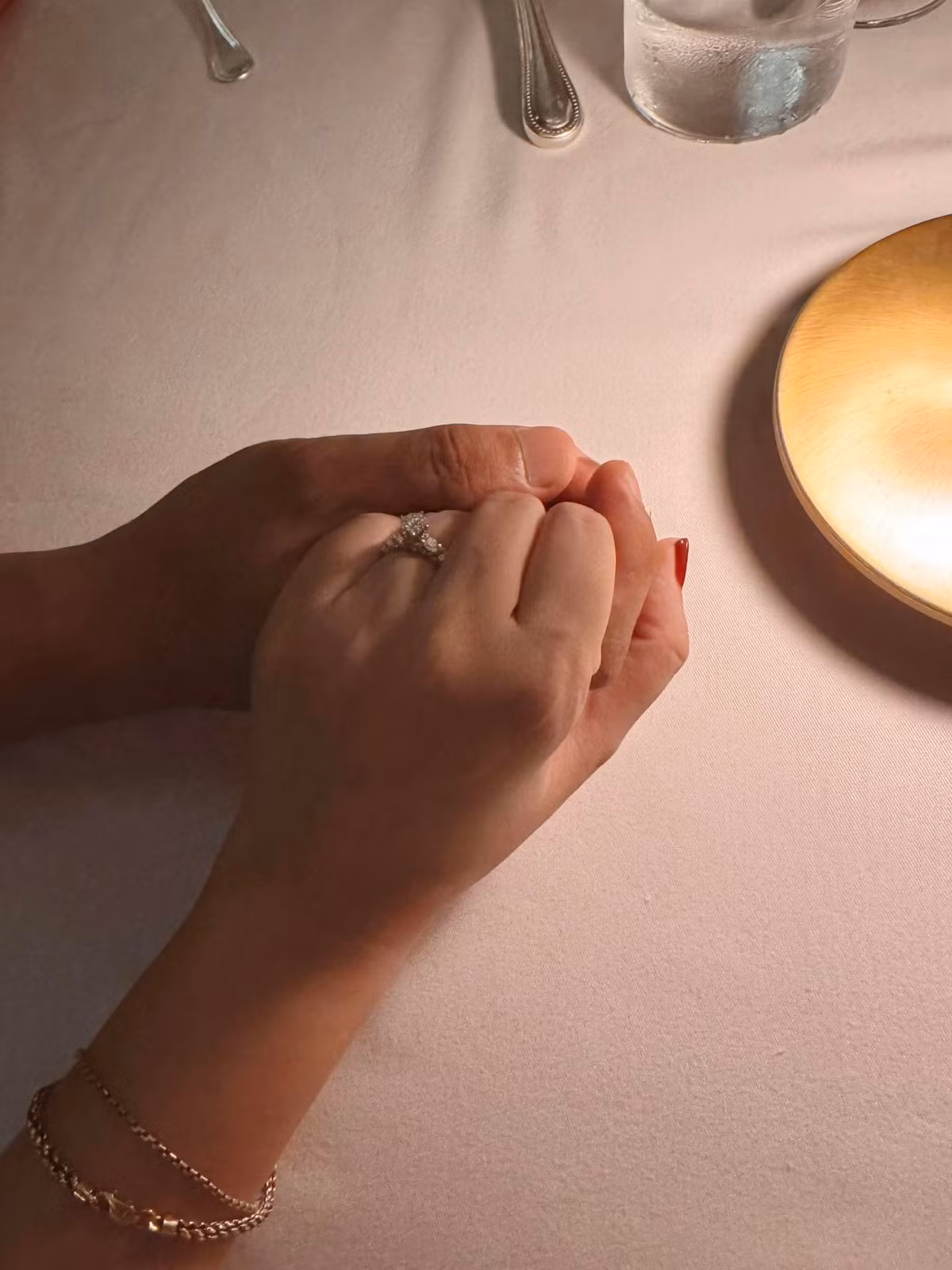 Băng Di khoe ảnh tay trong tay bạn trai, với chiếc nhẫn cầu hôn lấp lánh mới được tặng. Ảnh: FB Băng Di