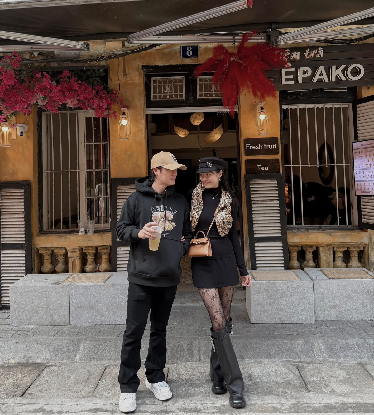 Tin tức sao Việt 27/1: Vợ chồng ca sĩ Đăng Khôi lên đồ đồng điệu dạo chơi Hà Nội. Ảnh: FB Thuy Anh Le