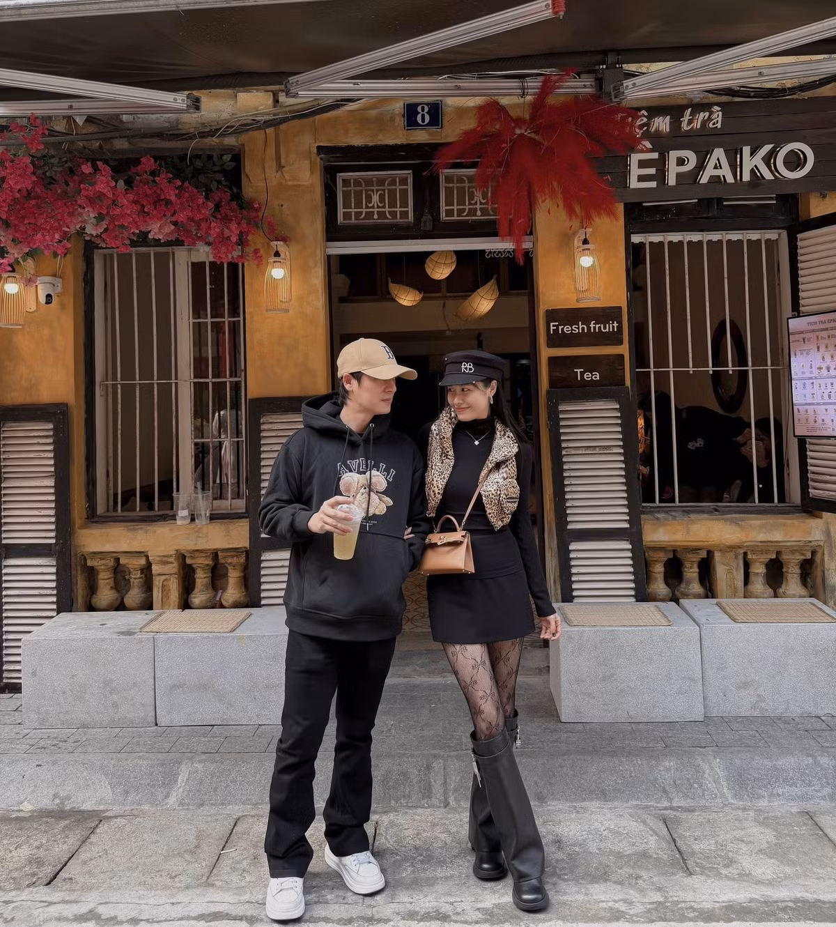 Tin tức sao Việt 27/1: Vợ chồng ca sĩ Đăng Khôi lên đồ đồng điệu dạo chơi Hà Nội. Ảnh: FB Thuy Anh Le