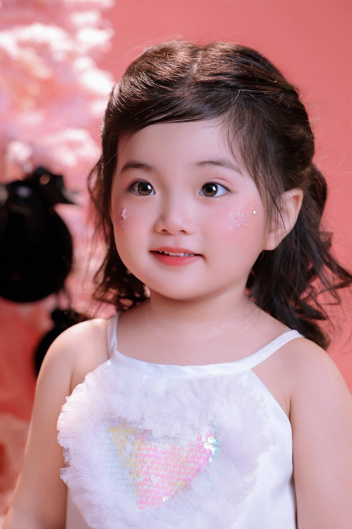 Không ít người còn hài hước nhận xét rằng Lisa “hot hơn cả ba mẹ” bởi độ đáng yêu khó cưỡng.