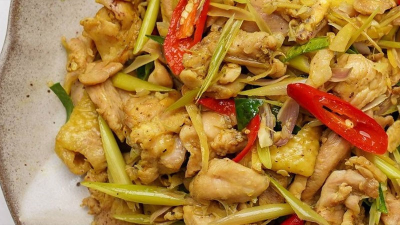 Gà xào sả ớt: Gà ướp sả băm, ớt, nước mắm rồi xào lửa lớn. Mùi thơm lan tỏa, thịt săn chắc, đậm đà.