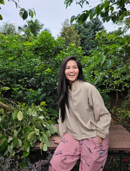 Hoa hậu H'Hen Niê chào buổi sáng ở Đắk Lắk. Ảnh: FB H'Hen Niê