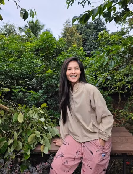 Hoa hậu H'Hen Niê chào buổi sáng ở Đắk Lắk. Ảnh: FB H'Hen Niê