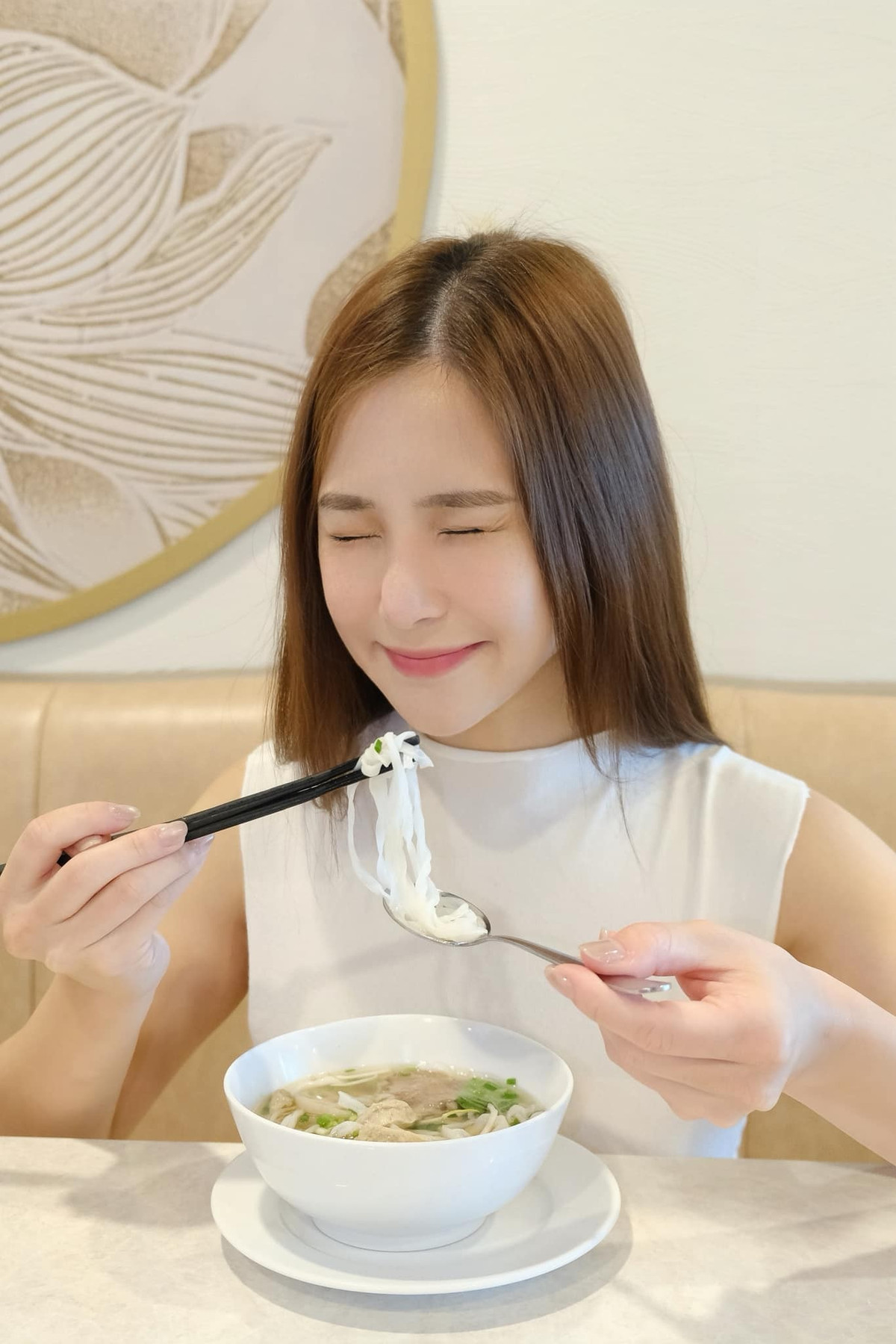 Ca sĩ Hương Tràm thưởng thức món phở vội vàng để lên đường ra Hà Nội. Ảnh: FB Hương Tràm Phạm