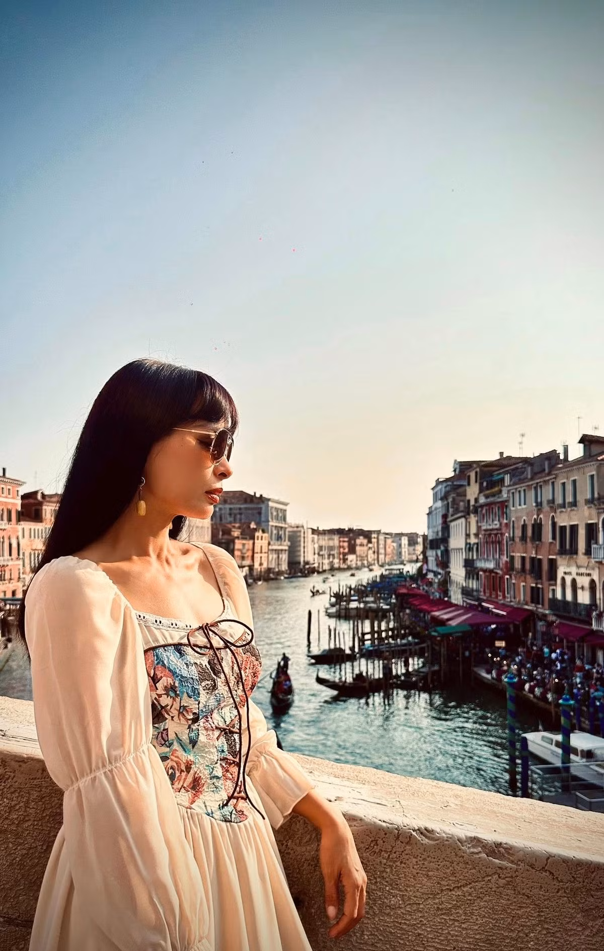 Ngoài diện mạo gây chú ý, các nàng công chúa của vợ chồng Thuý Hạnh - Minh Khang còn thu hút cộng đồng mạng bởi thần thái sang chảnh, cực kỳ ra dáng tiểu thư nhà sao Việt, thậm chí còn vượt cả mẹ cựu siêu mẫu nổi tiếng. Ảnh: FB Bui Thuy Hanh