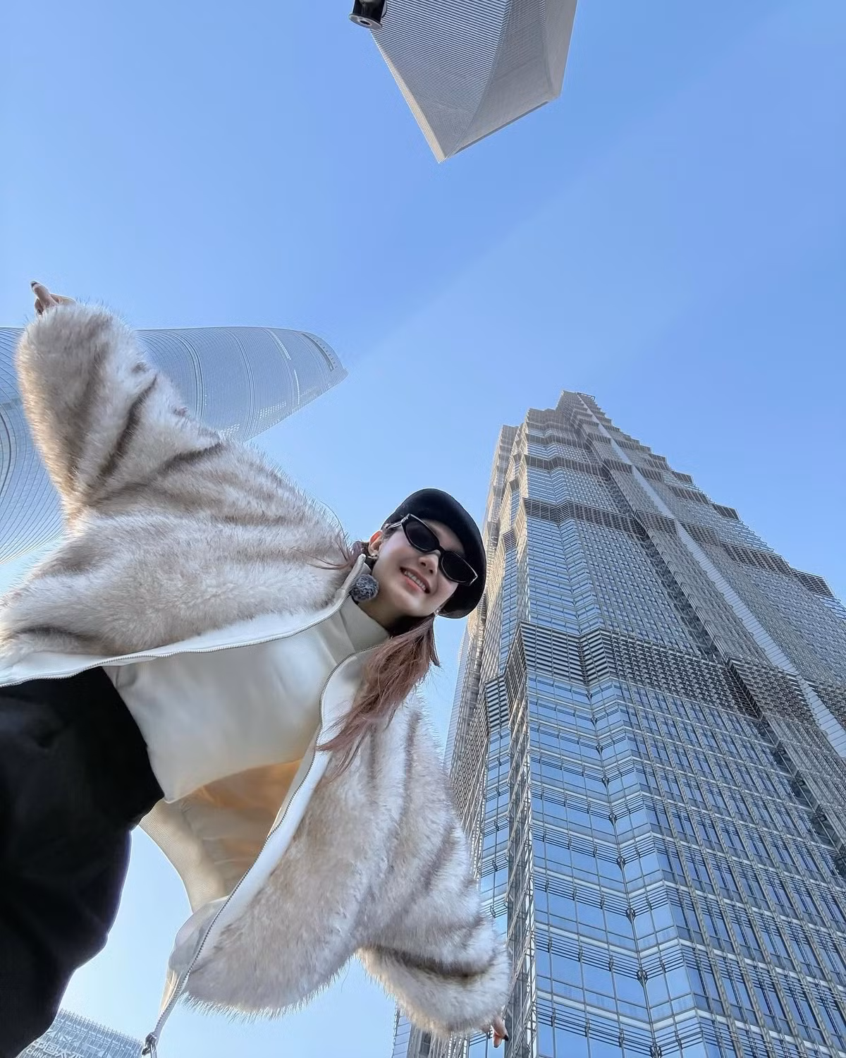 Dưới phần bình luận, đông đảo khán giả bày tỏ sự ngưỡng mộ trước sắc vóc gọn gàng của nữ ca sĩ sau khi sinh con, cho rằng cô ngày càng mặn mà và quyến rũ.