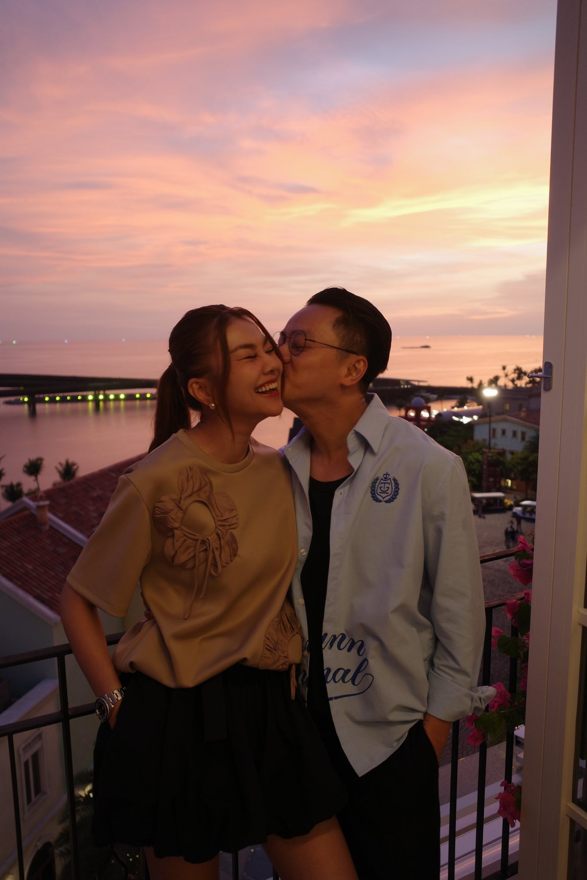 Vợ chồng người mẫu Thanh Hằng tình tứ ở Phú Quốc. Ảnh: FB Thanh Hằng