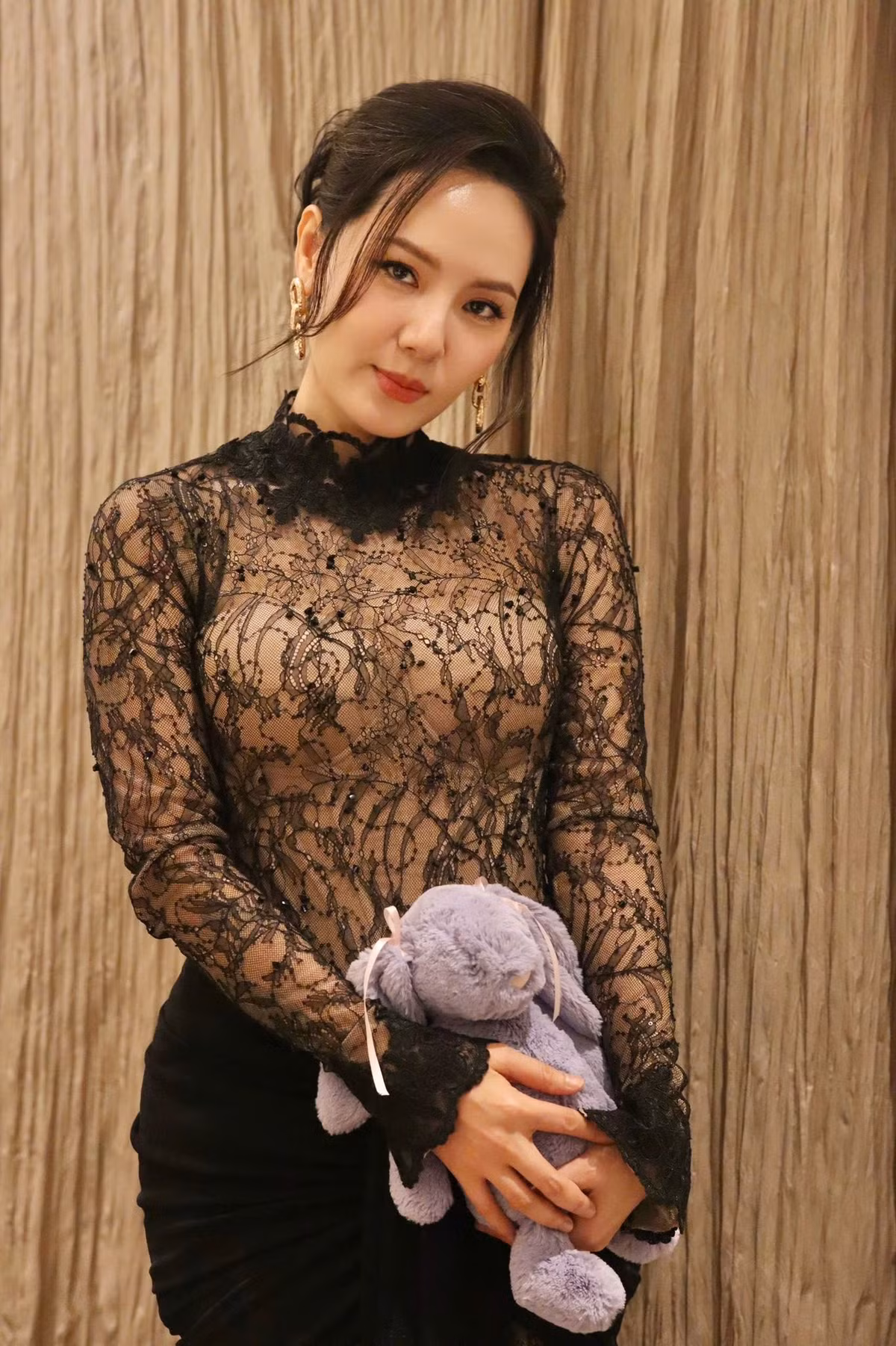 Dù đã bước qua tuổi 40, giọng ca Cơn gió lạ vẫn giữ được thần thái trẻ trung, vóc dáng săn chắc nhờ duy trì chế độ ăn uống lành mạnh và tập luyện đều đặn.