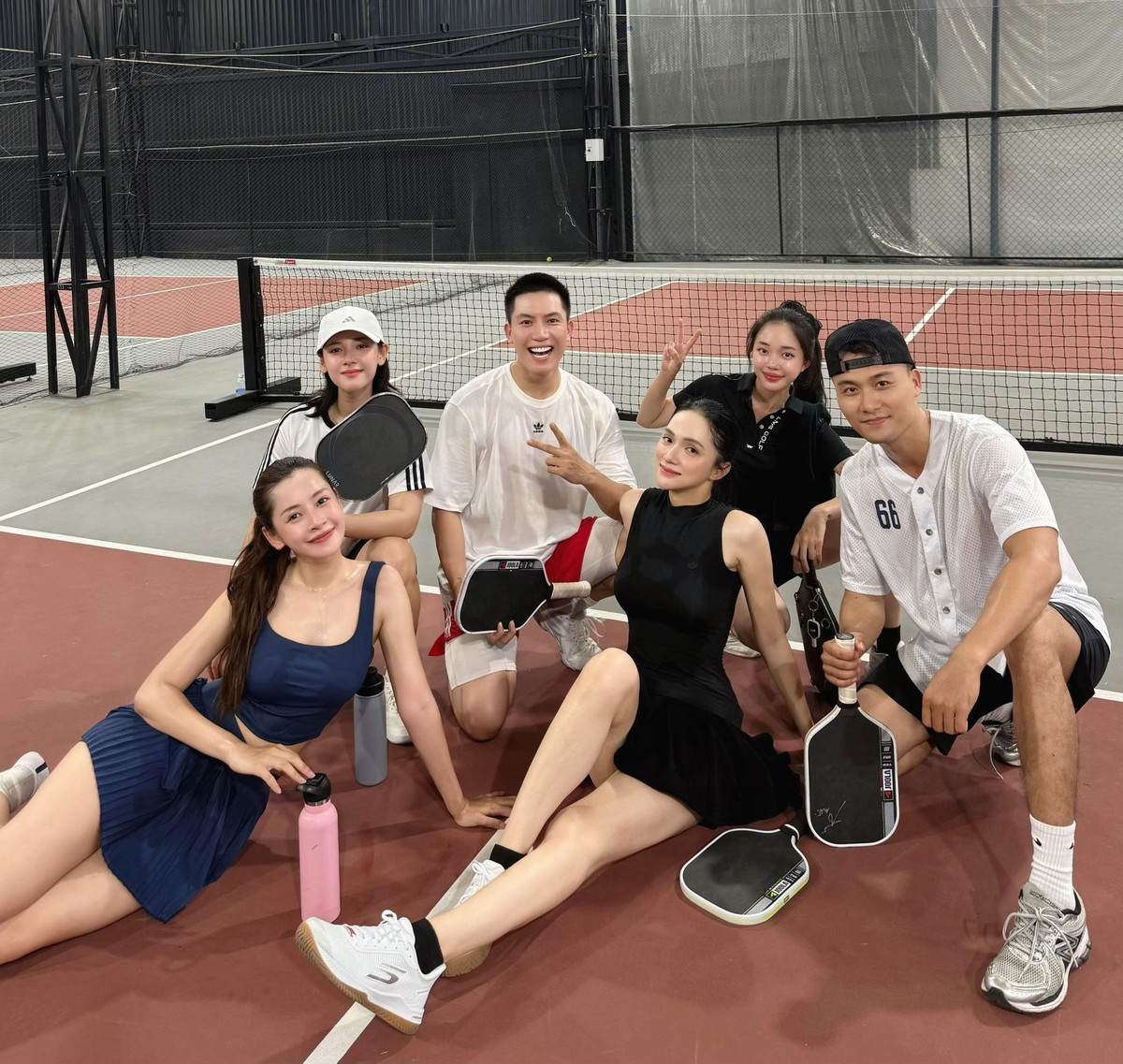 Chi Pu hội ngộ nhóm bạn Sao nhập ngũ trên sân pickleball. Ảnh: FB Nguyễn Hương Giang