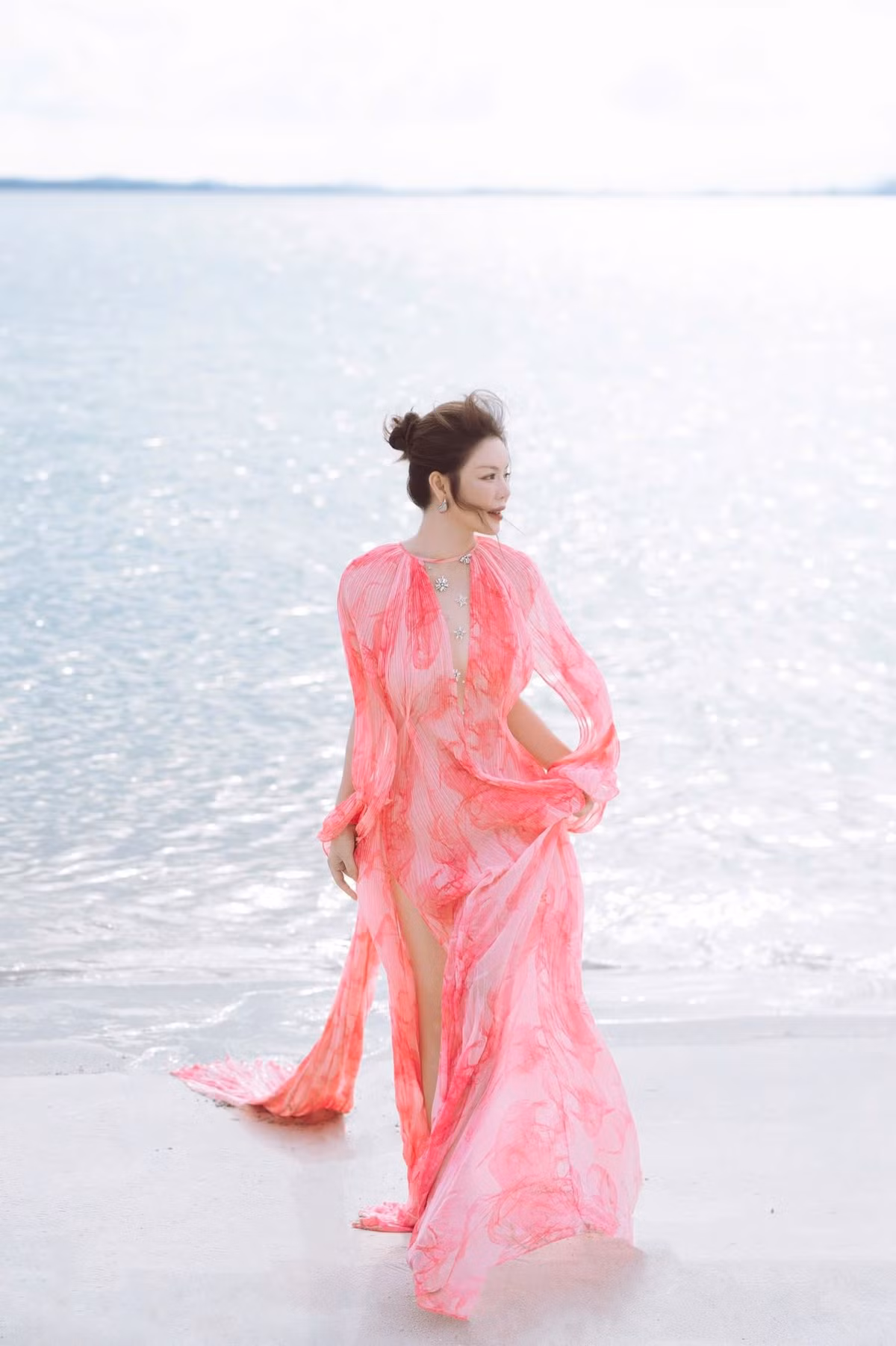 Lý Nhã Kỳ cho biết cô thích mặc những bộ cánh tôn tối đa vẻ gợi cảm, nữ tính của người phụ nữ nhưng vẫn đảm bảo tạo sự thoải mái và an toàn tuyệt đối. Ảnh: FB Ly Nha Ky