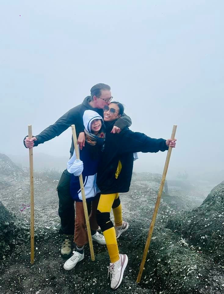Tin tức sao Việt 7/1: Ca sĩ Đoan Trang cùng chồng và con gái leo núi Yên Tử. Ảnh: FB Doan Trang