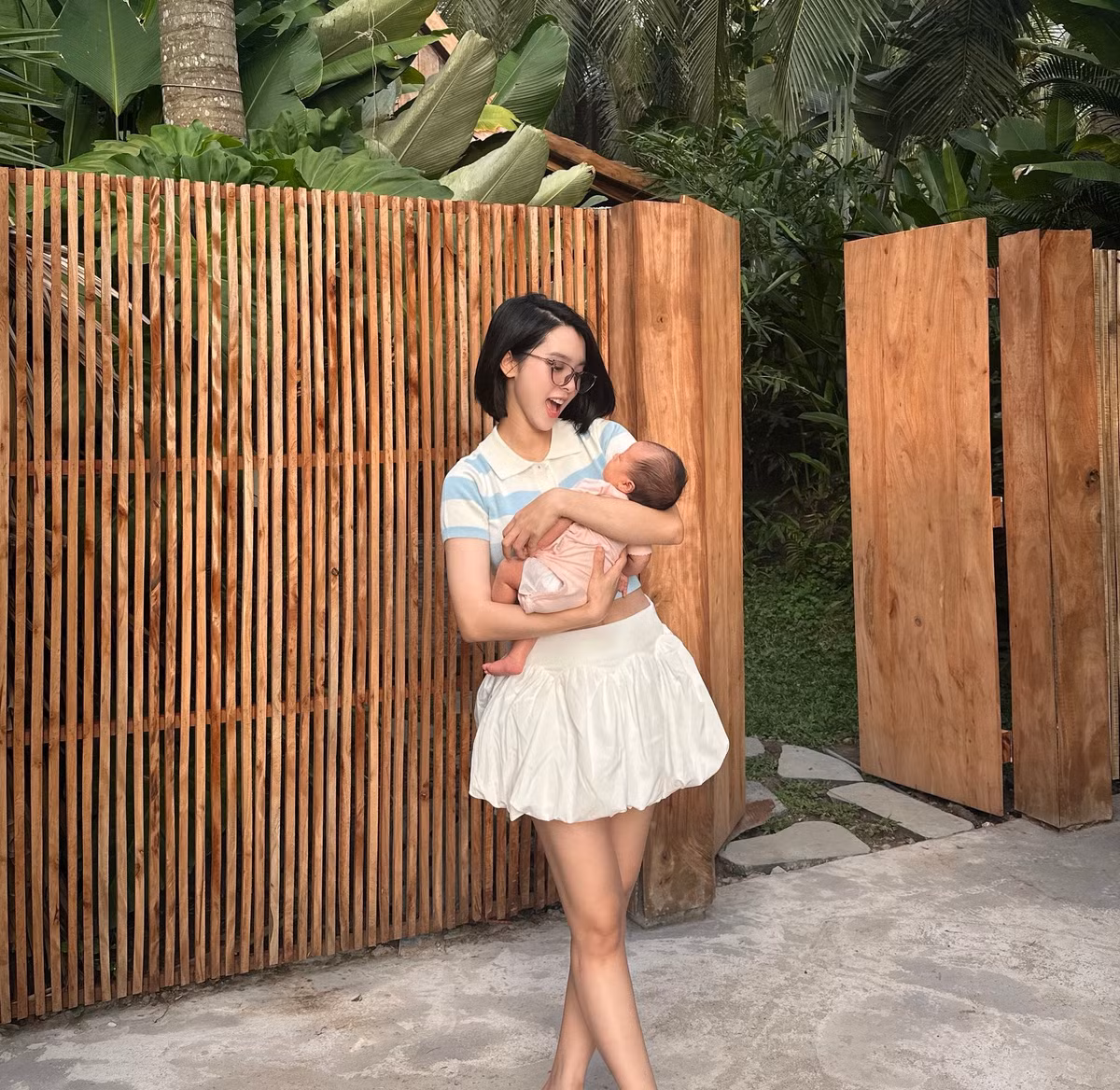 Sau sinh, Quỳnh Lương gây chú ý với vóc dáng thon gọn. Ảnh: FB Quỳnh Lương