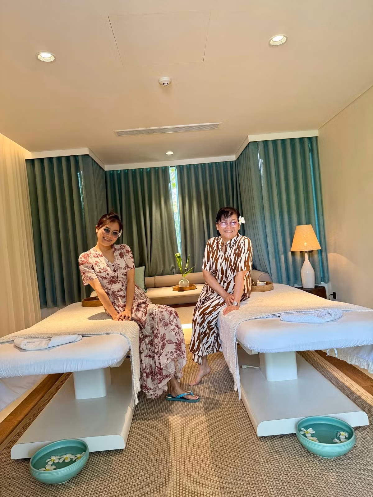 Ca sĩ Thanh Ngọc rủ mẹ đi spa. Ảnh: FB Thanh Ngoc LeHoa hậu Kỳ Duyên xuống phố với "cây" hàng hiệu.