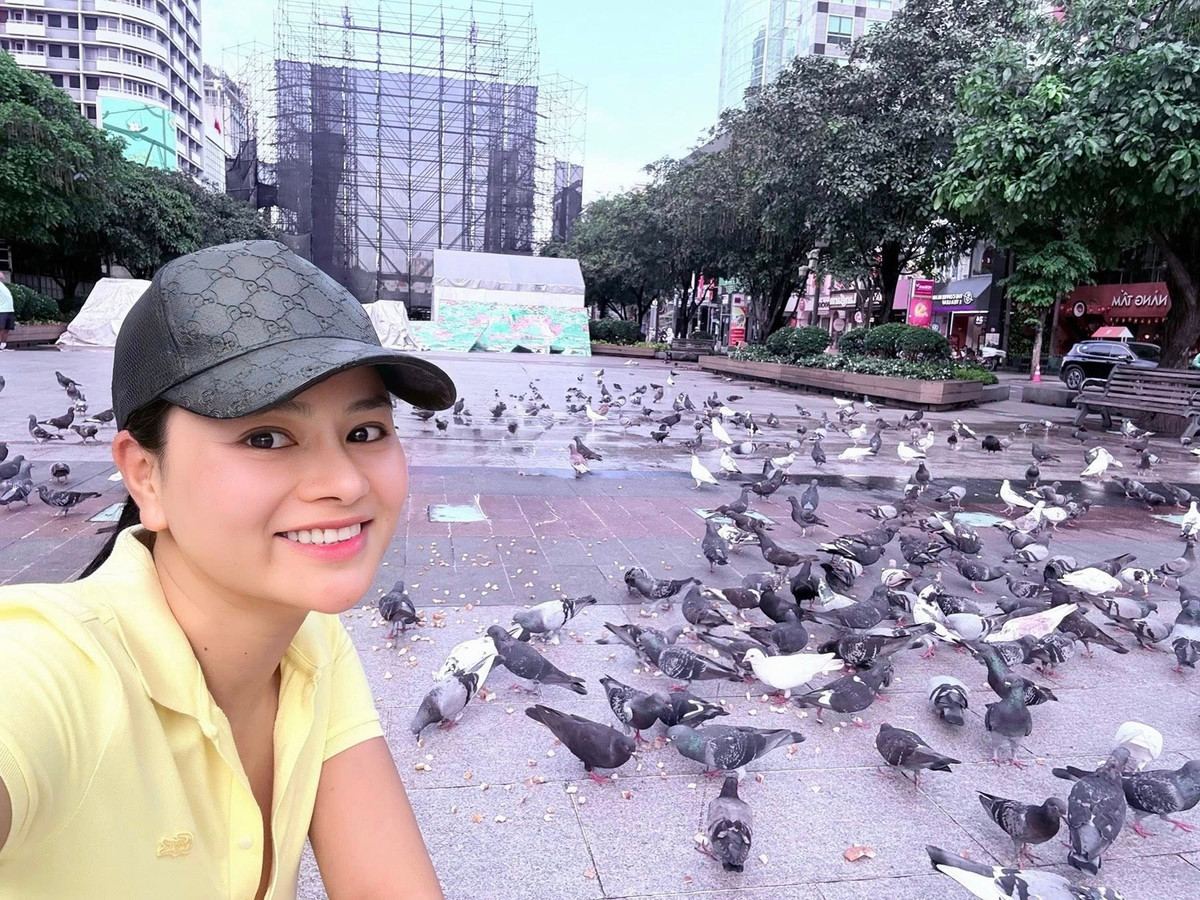 Cựu mẫu Vũ Thu Phương nạp vitamin bình yên mỗi sáng. Ảnh: FB Vũ Thu Phương