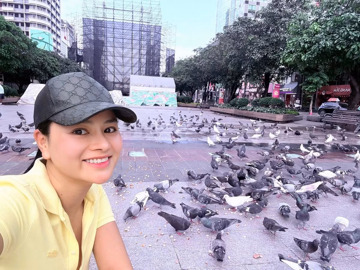 Cựu mẫu Vũ Thu Phương nạp vitamin bình yên mỗi sáng. Ảnh: FB Vũ Thu Phương