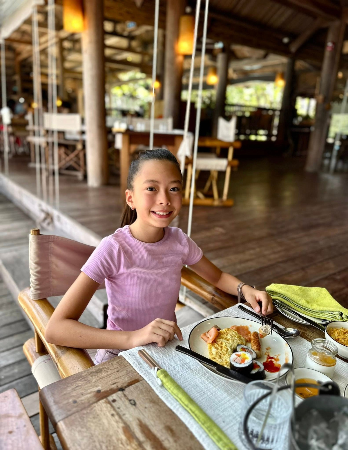 Mang nét đẹp hòa trộn giữa Á – Âu, Sol gây ấn tượng với làn da nâu khỏe khoắn giống mẹ và những đường nét Tây nổi bật từ bố.