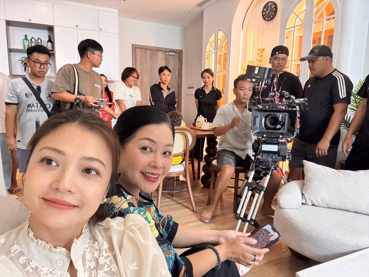 NSƯT Kiều Anh khoe ảnh hậu trường bộ phim giờ vàng 'Gia đình trái dấu'. Ảnh: FB Kieu Anh CT