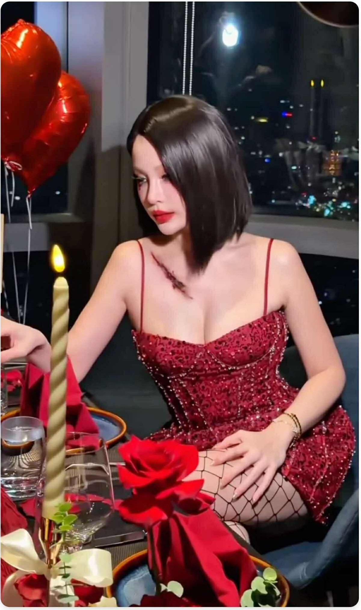 Mới đây, Huyền Baby chia sẻ trên trang cá nhân đoạn clip ghi lại khoảnh khắc vui vẻ bên dàn bạn thân gồm Diệu Nhi, Ninh Dương Lan Ngọc, Trang Pháp, Khổng Tú Quỳnh và Diệp Lâm Anh trong một bữa tiệc Halloween sang trọng.