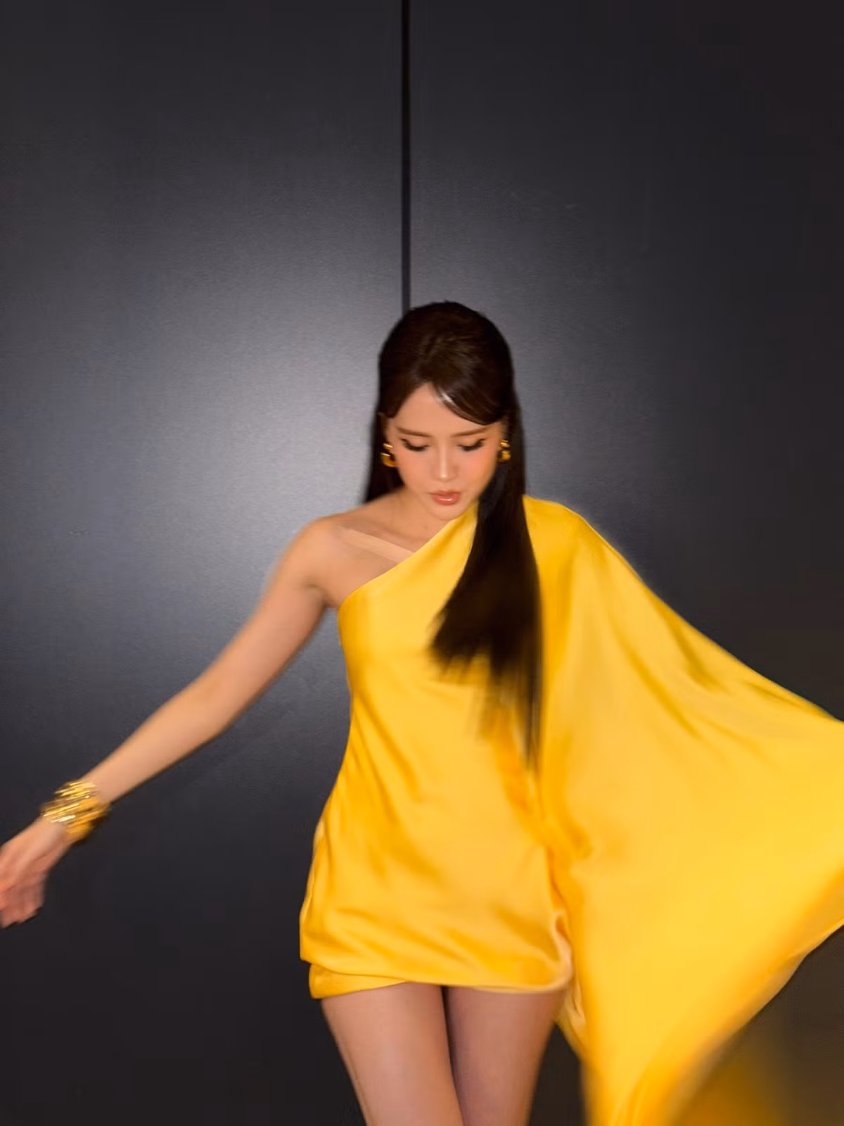 Đây cũng là một trong số ít lần Thiều Bảo Trâm lựa chọn gam màu nổi bật để xuất hiện trước công chúng.