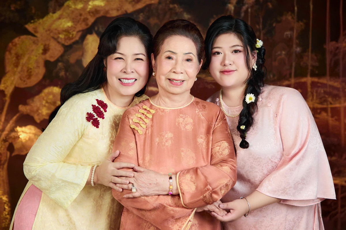 Nghệ sĩ Hồng Vân chia sẻ hình ảnh ba thế hệ trong gia đình. Ảnh: FB Hồng Vân