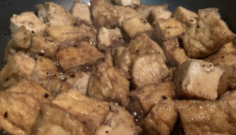 Bên cạnh đó, nếu bạn yêu thích sự đơn giản nhưng vẫn đậm vị, đậu phụ kho nước tương là lựa chọn lý tưởng. Chỉ với nước tương, tỏi, chút đường và ớt, món ăn đã đủ thơm ngon.