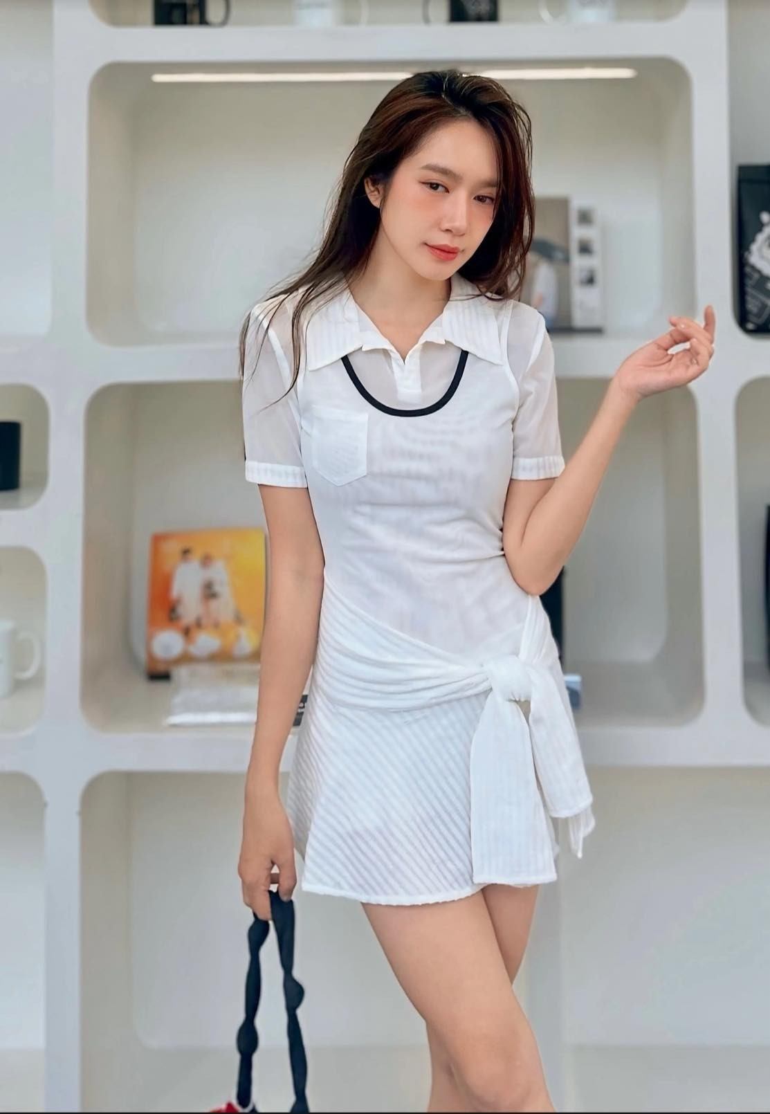 Trong cuộc sống thường ngày, cô ưu ái các thiết kế thoải mái, nhẹ nhàng như áo len, váy dài hay trang phục tối giản. Dù không quá cầu kỳ, những lựa chọn này vẫn thể hiện sự tinh tế và gu thẩm mỹ hiện đại của bà mẹ nhiều con.