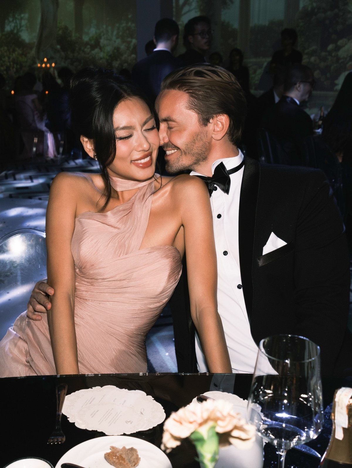 Á hậu Thảo Nhi Lê xả ảnh tình tứ bên bạn trai Tây trong một bữa tiệc. Ảnh: FB Thao Nhi Le