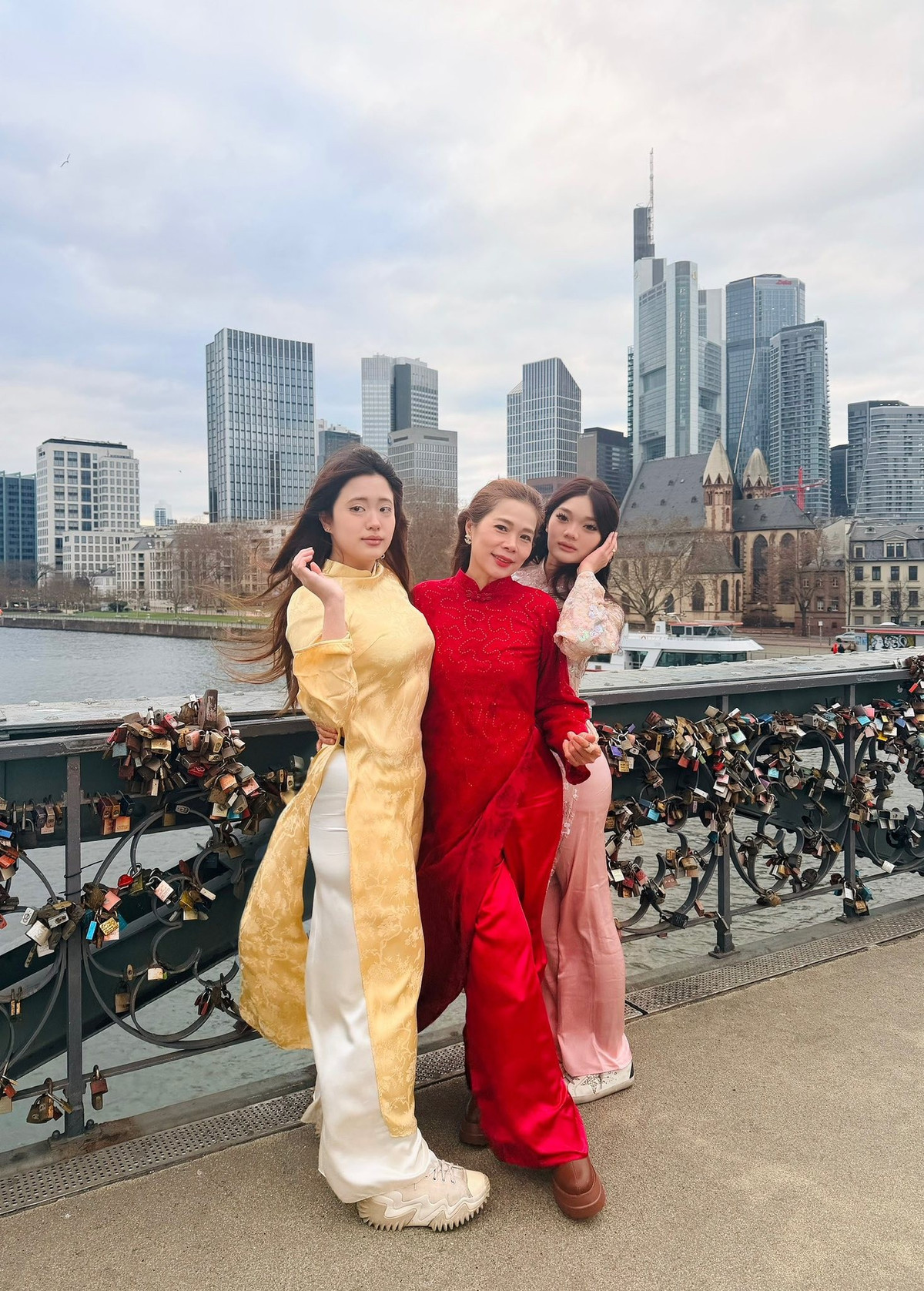 Mỹ Lệ và hai con gái chịu lạnh, khoe sắc với áo dài giữa trời đông châu Âu. Ảnh: FB Hoàng Thị Mỹ Lệ