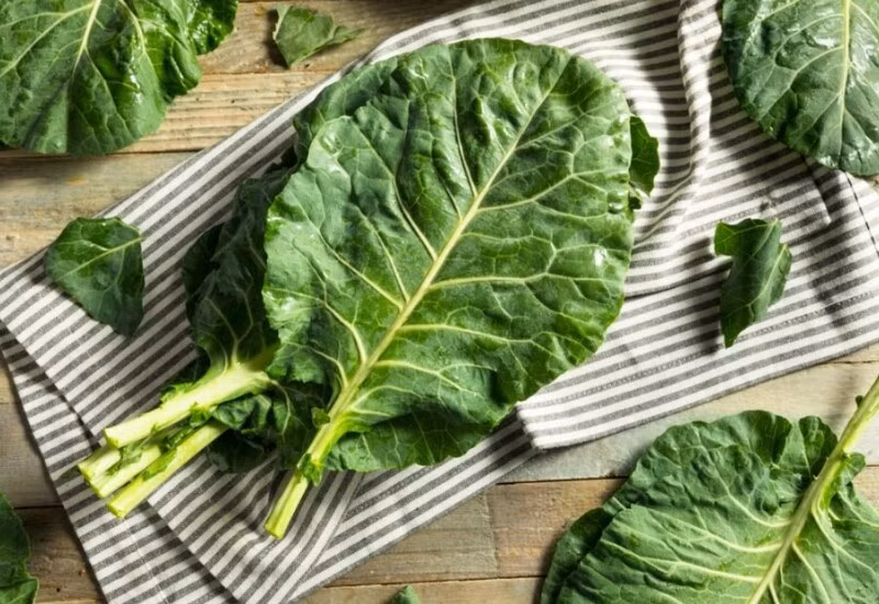 Thuộc họ cải, cải rổ chứa vitamin C, K, canxi và glucosinolates giúp chống oxy hóa, bảo vệ tế bào và hỗ trợ xương chắc khỏe.