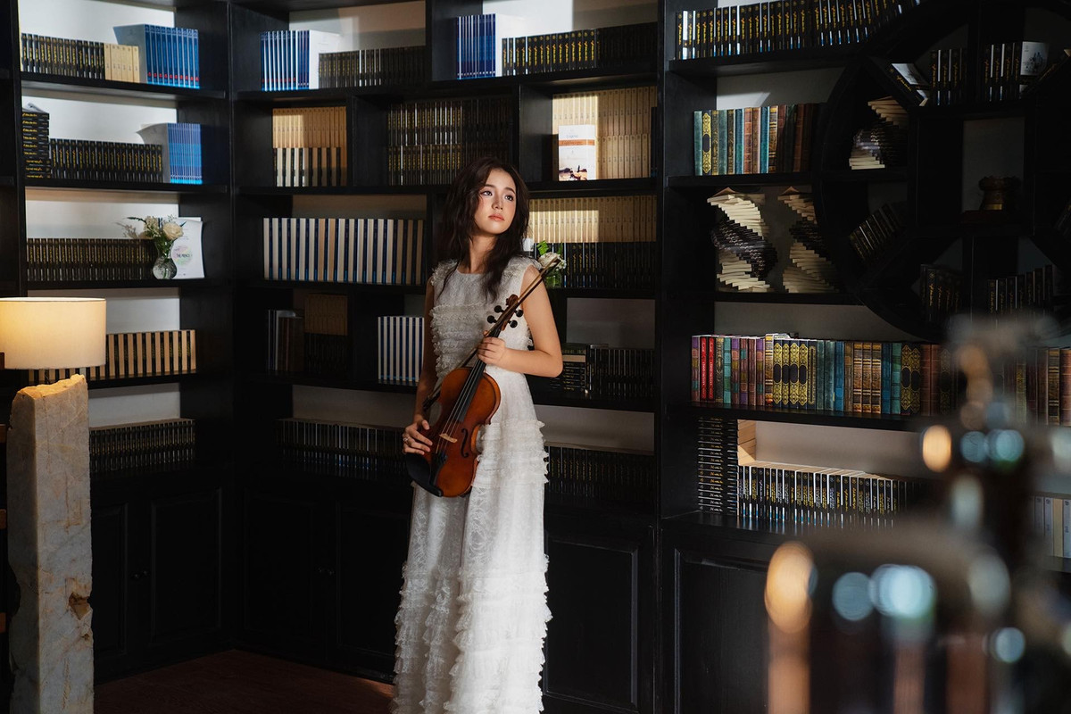 Càng lớn, Thiên Nga càng rõ nét xinh đẹp, gương mặt thanh tú.