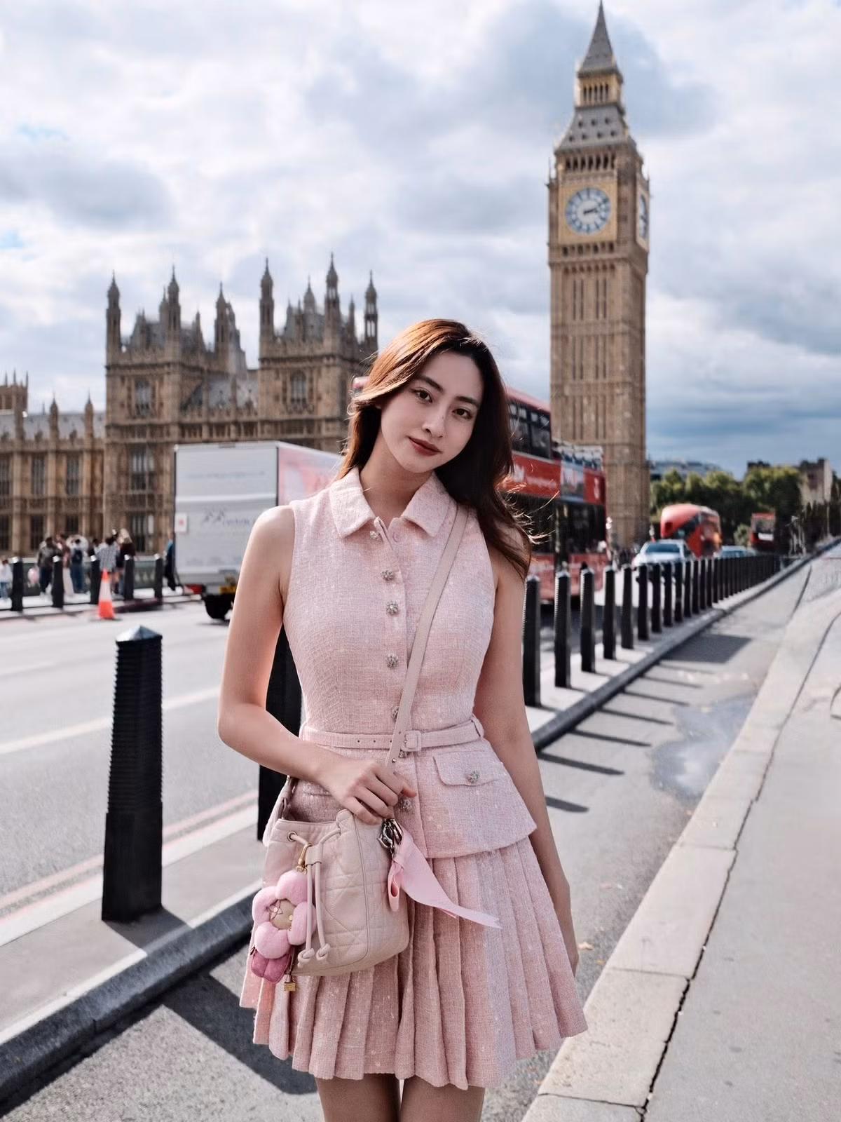 Hoa hậu Lương Thùy Linh hào hứng khi trở lại Anh sau 6 năm. Ảnh: FB Lương Thùy Linh