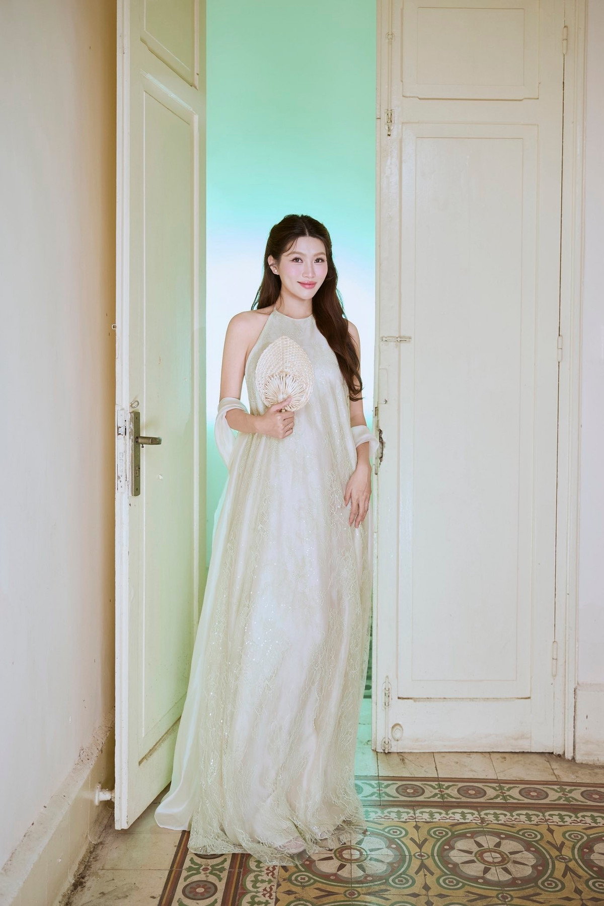 Kể từ khi có tin vui, Á hậu ưu ái những đôi giày bệt vừa tiện lợi vừa đảm bảo sự an toàn, nhưng vẫn phù hợp với phong cách thanh lịch quen thuộc.