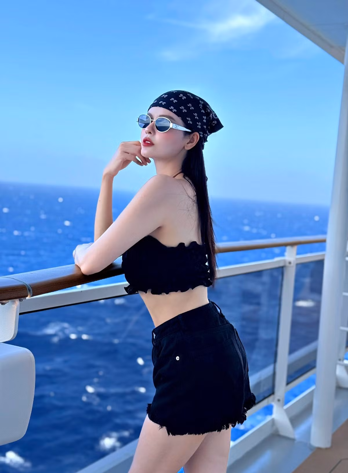 Trương Quỳnh Anh thả dáng ở biển. Ảnh: FB Trương Quỳnh Anh