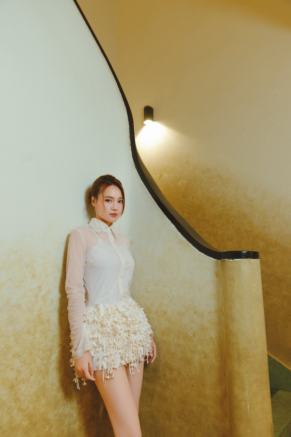 Cách phối trang phục khéo léo giúp nữ diễn viên khoe trọn lợi thế hình thể mà không tạo cảm giác phô trương. Thần thái tự tin cùng biểu cảm nhẹ nhàng càng khiến hình ảnh thêm phần cuốn hút.