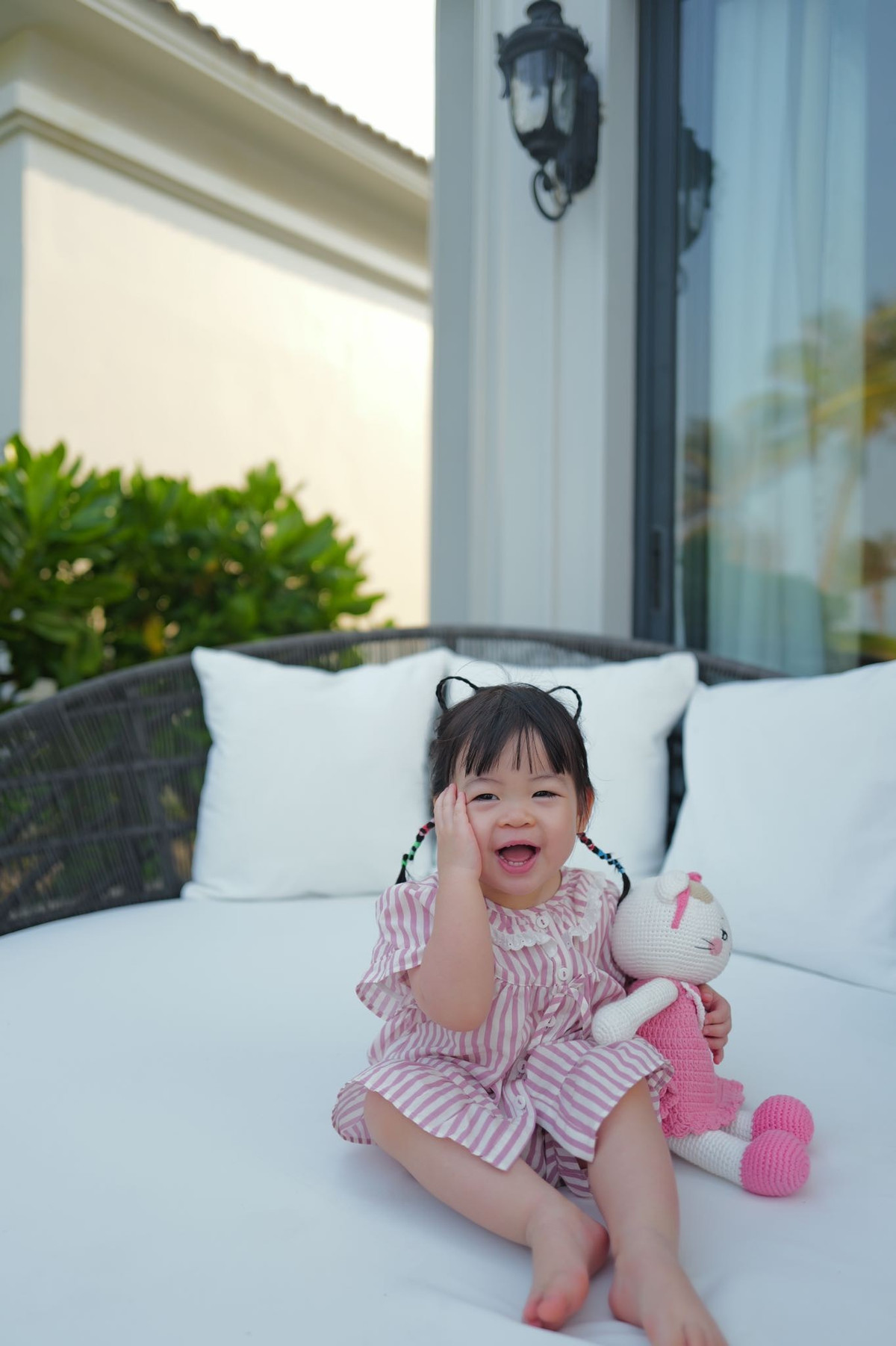 Khác với nhiều mẹ bỉm chọn cách giấu con, Đỗ Mỹ Linh thoải mái chia sẻ khoảnh khắc đáng yêu của ái nữ trên mạng xã hội.