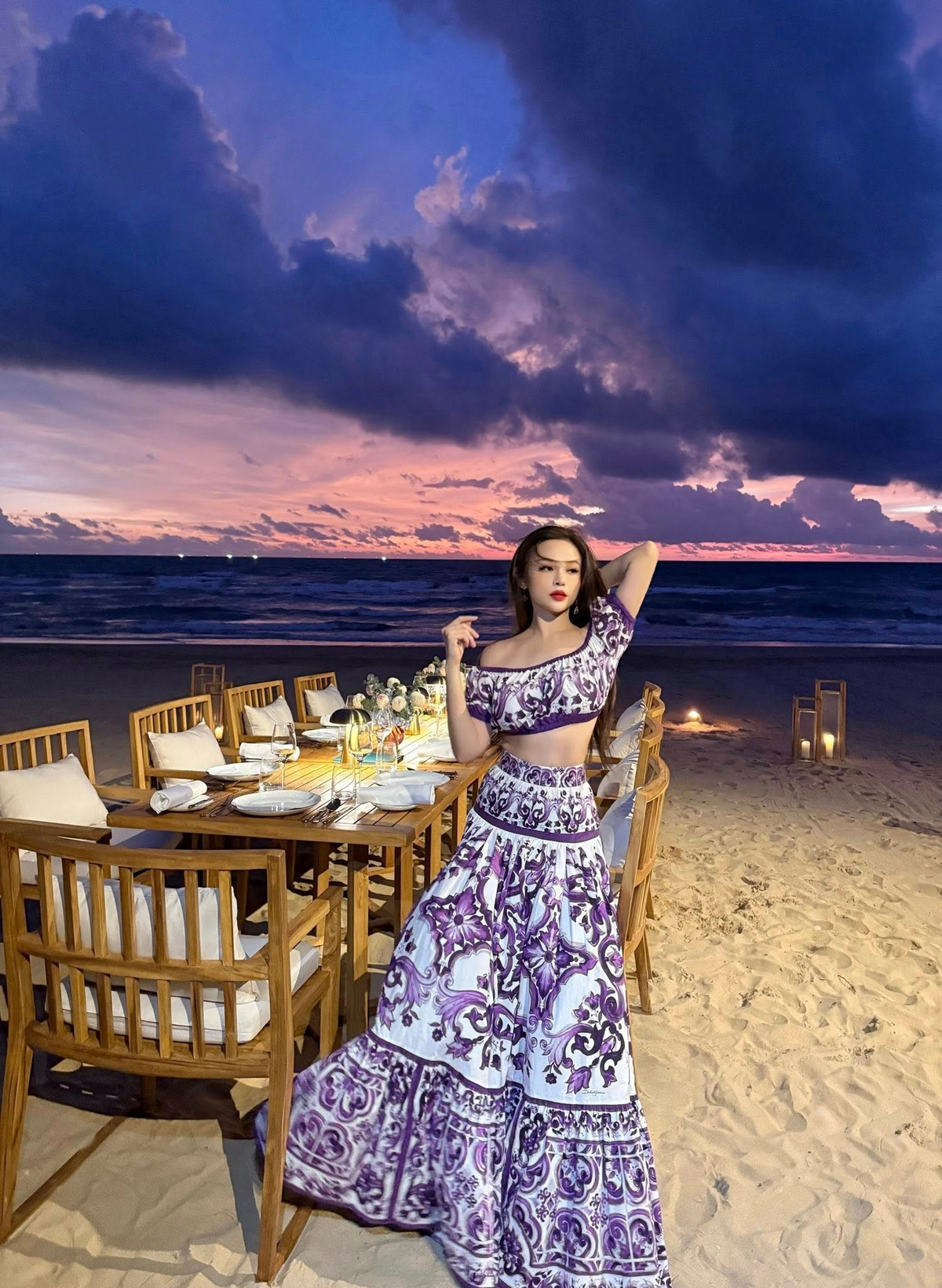 Huyền Baby mặc crop top khoe vòng eo nhỏ nhắn trên bãi biển. Ảnh: FB Đặng Ngọc Huyền