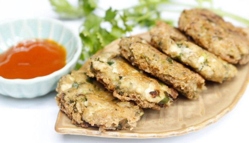 Không chỉ dừng lại ở các món nước, đậu phụ còn có thể biến tấu thành món chiên hấp dẫn như chả đậu phụ chiên giòn. Đậu nghiền nhuyễn trộn cùng thịt xay và rau củ băm nhỏ, sau đó vo viên hoặc ép miếng rồi chiên vàng.