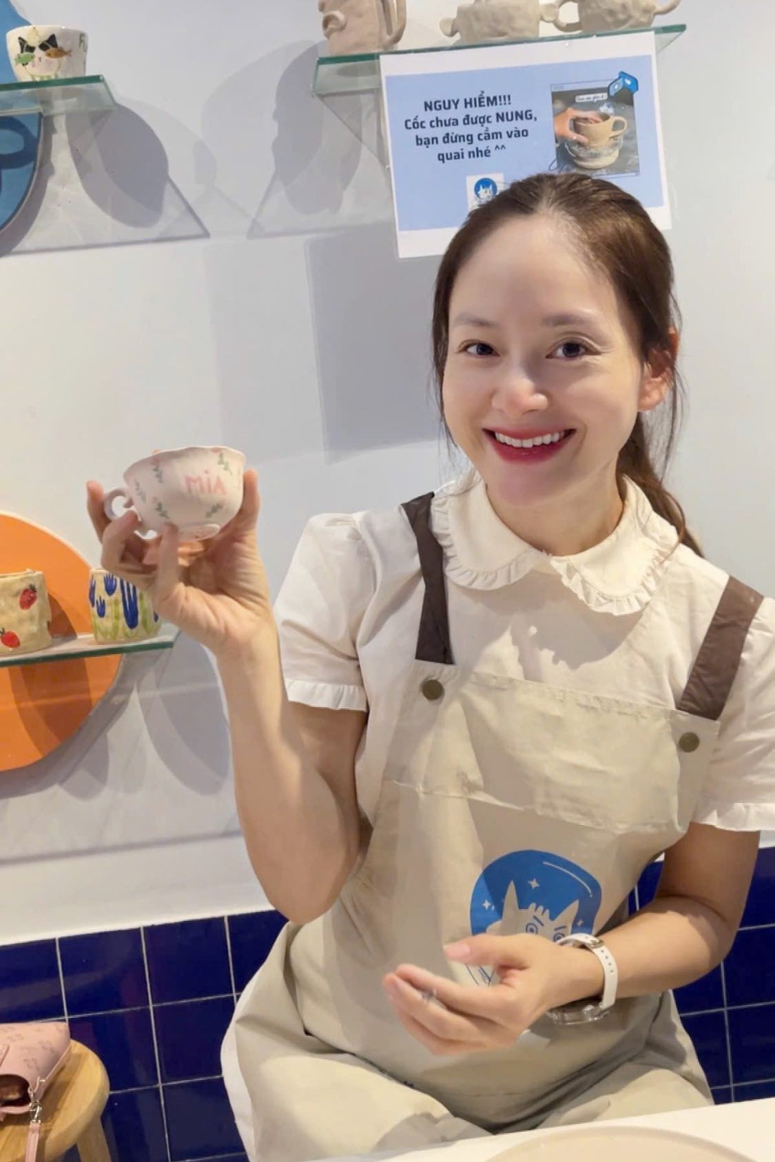 Diễn viên Lan Phương thích thú khi vẽ gốm tặng hai con gái. Ảnh: FB Lan Phương