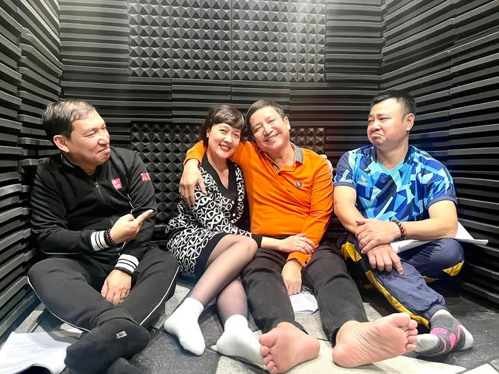 Quang Thắng, Vân Dung, Chí Trung và Tự Long hội tụ tại buổi tập luyện cho một chương trình Tết thay thế "Táo Quân - Gặp nhau cuối năm". Ảnh: FB Phạm Chí Trung