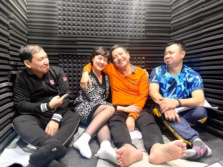 Quang Thắng, Vân Dung, Chí Trung và Tự Long hội tụ tại buổi tập luyện cho một chương trình Tết thay thế "Táo Quân - Gặp nhau cuối năm". Ảnh: FB Phạm Chí Trung