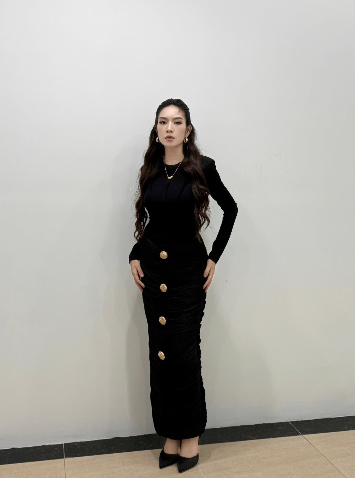 Tổng thể trang phục Minh Hà lựa chọn luôn toát lên vẻ sang trọng nhưng không hề cứng nhắc, giúp cô ghi dấu ấn như một phụ nữ năng động, tự tin và bắt kịp xu hướng.