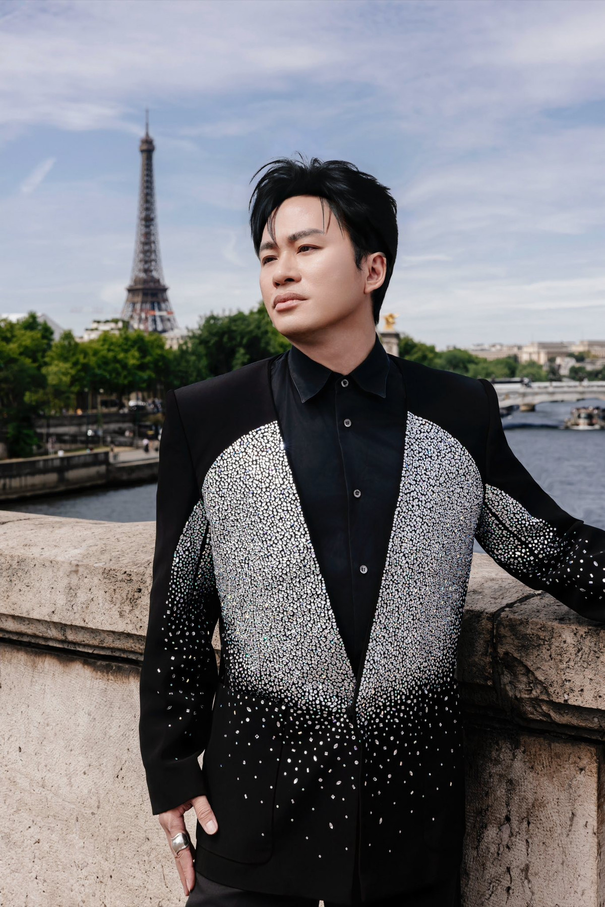 Tùng Dương “Hướng tới hình ảnh người đàn ông hát lịch lãm”. Ảnh: FB Tung Duong