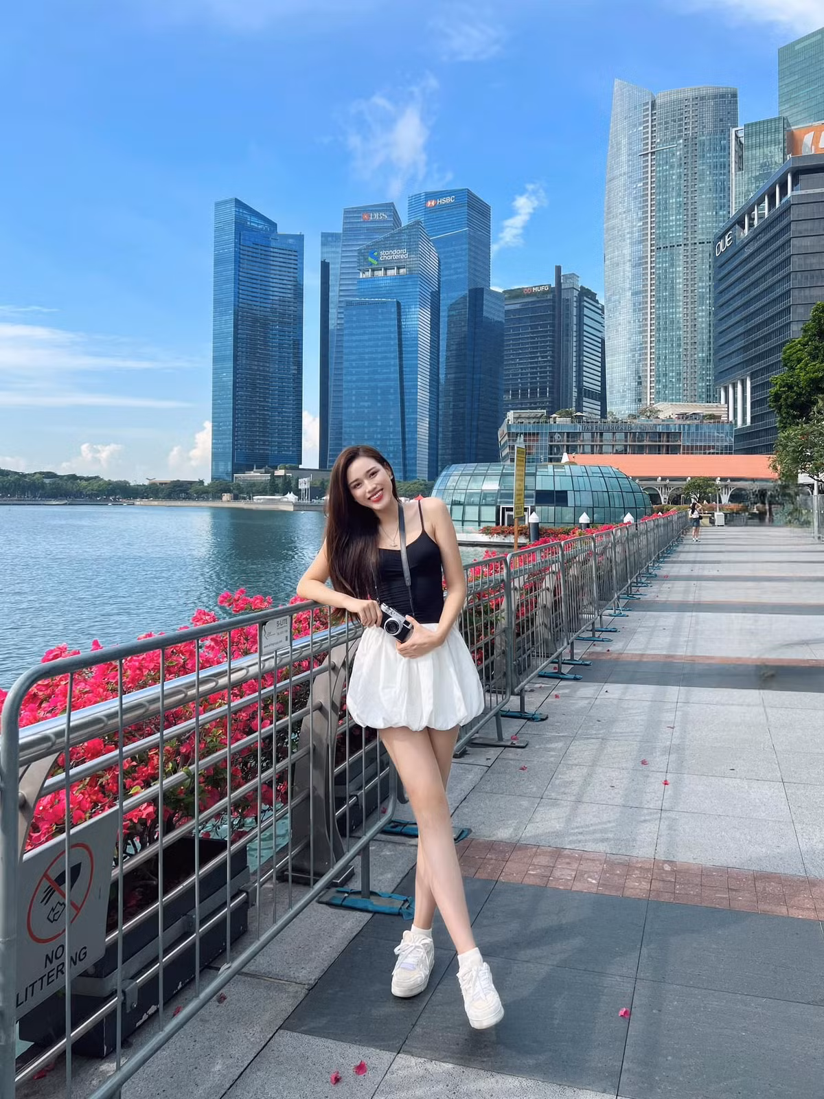 Váy ngắn có độ dài trên gối là "item" thường xuyên được Đỗ Thị Hà sử dụng để khoe nét đẹp của đôi chân. Ảnh: FB Đỗ Thị Hà