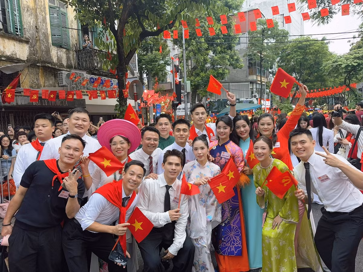 Quốc Thiên chụp ảnh cùng dàn nghệ sĩ trong buổi tổng duyệt diễu binh, diễu hành A80. Ảnh: FB Tran Quoc Thien