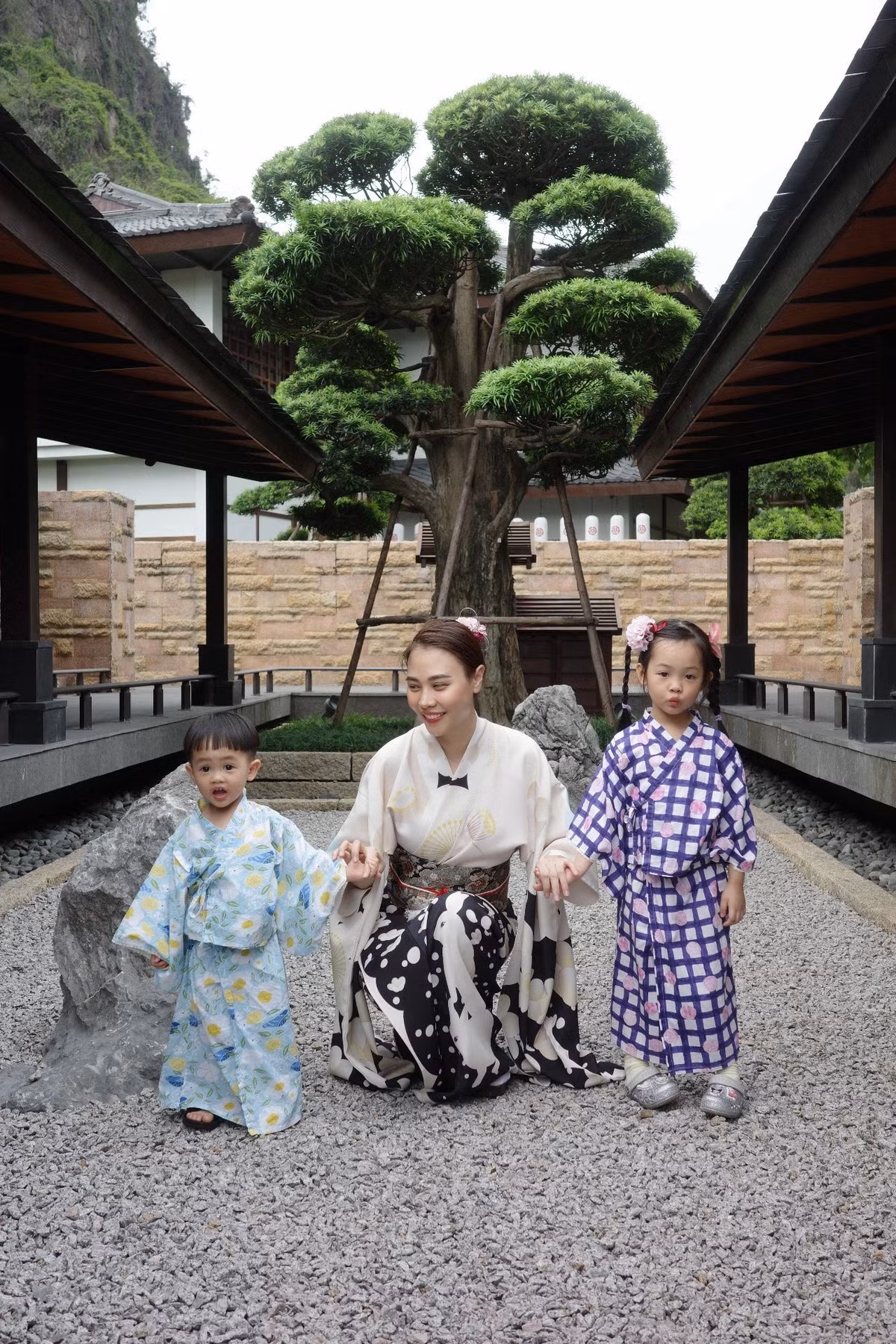 Đàm Thu Trang cùng hai con diện kimono trải nghiệm văn hóa Nhật Bản. Ảnh: FB Đàm Thu Trang