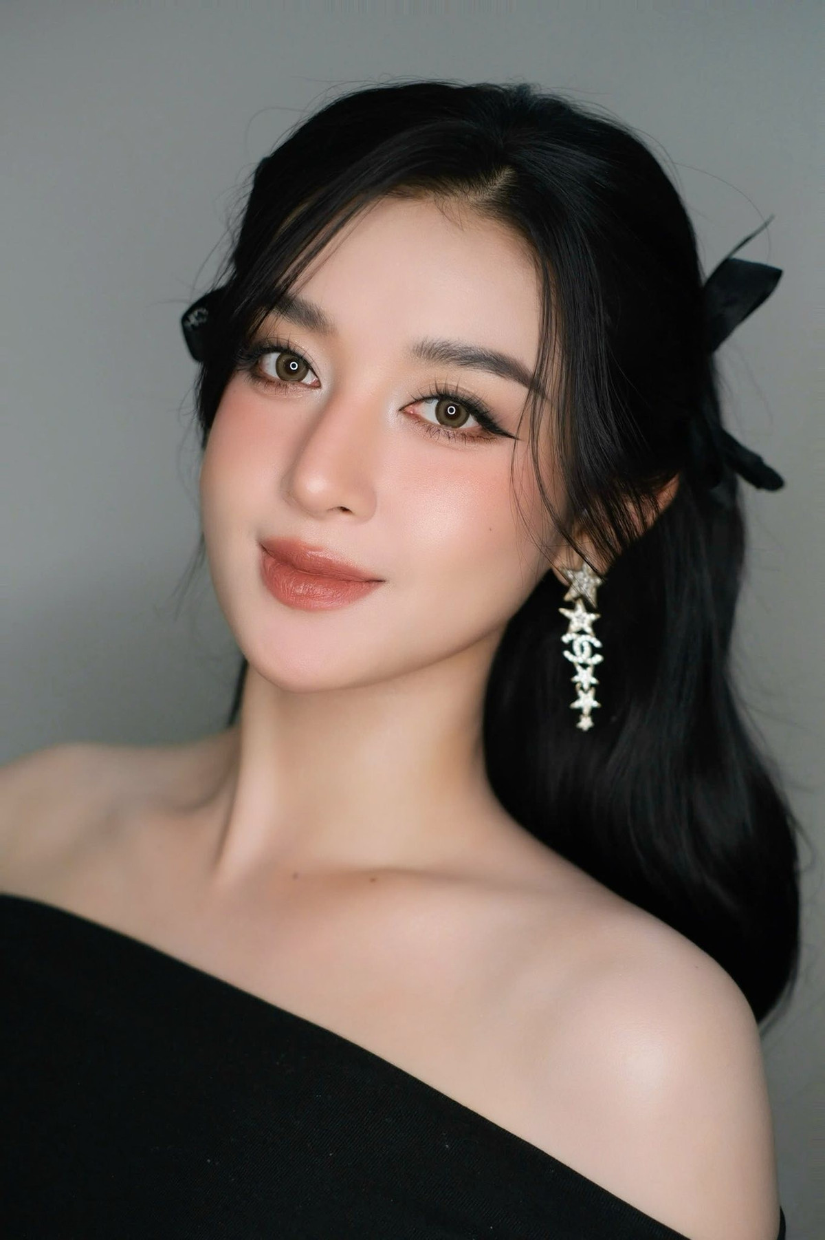 Tin tức sao Việt 3/8: Á hậu Huyền My khoe cận gương mặt được trang điểm sắc sảo. Ảnh: FB Nguyen Tran Huyen My