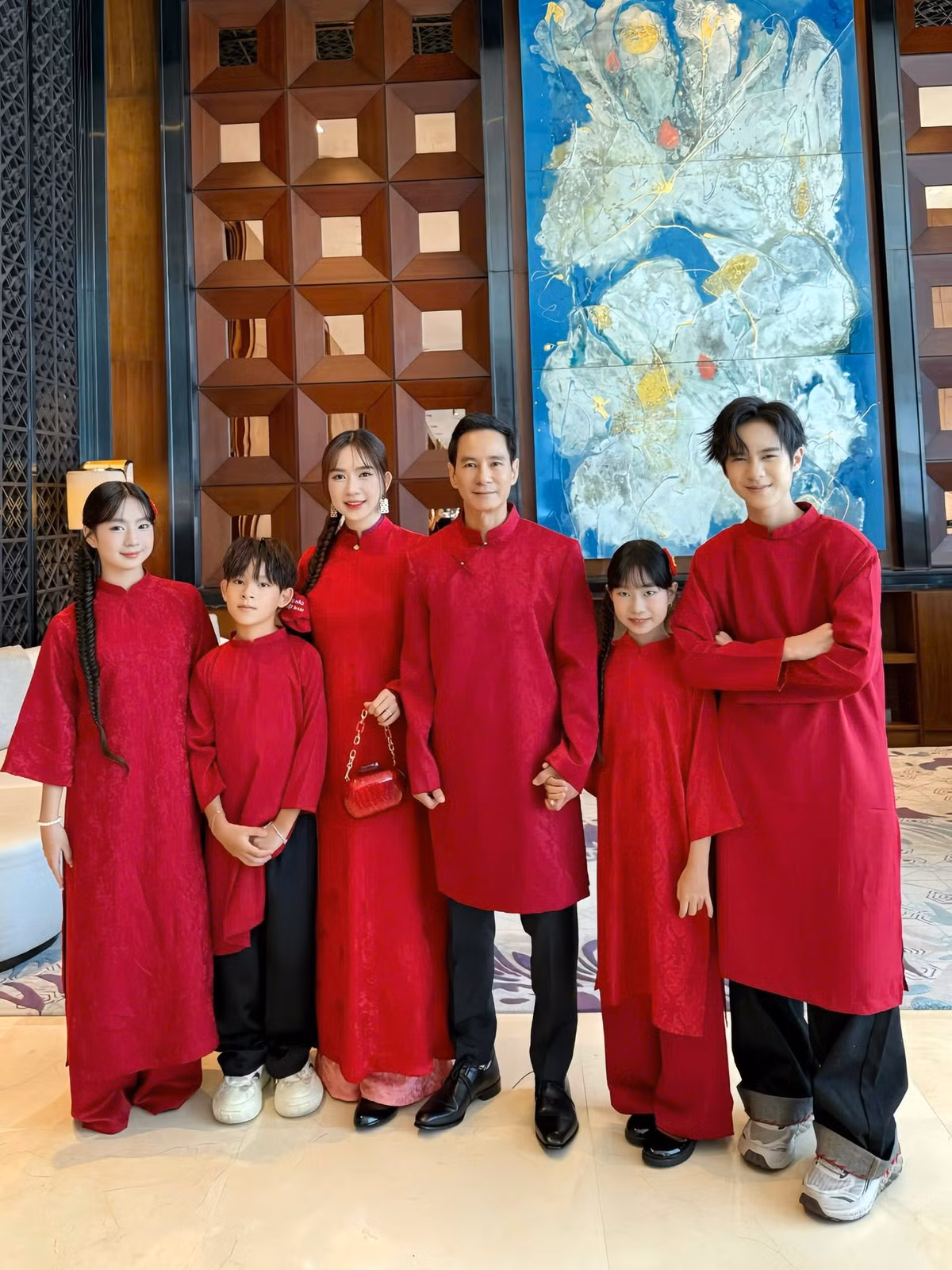 Gia đình Lý Hải - Minh Hà diện áo dài đỏ mừng đại lễ. Ảnh: FB Ly Hai Minh Ha