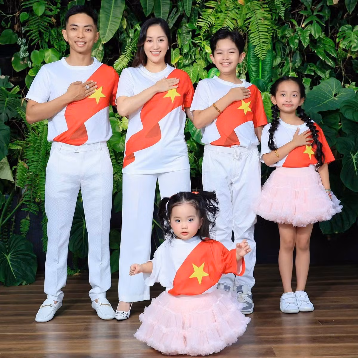 Cặp đôi hiện có cuộc hôn nhân viên mãn với ba người con: hai gái, một trai.